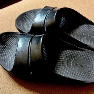 Oofos sandal barely used recovery sandal